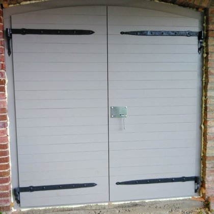 Senas akmens ēkas jaunās durvis. 