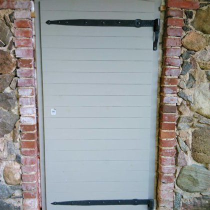 Senas akmens ēkas jaunās durvis.