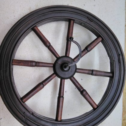 Restaurēta vērpjamā ratiņa detaļa.