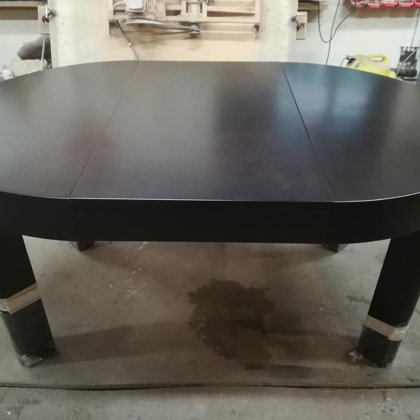 Restaurēts Latvijas laika galds.