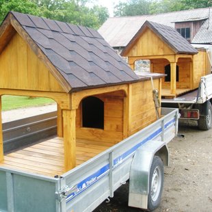 Siltinātas suņu būdas. 