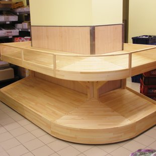 Konditorejas izstrādājumu stends veikalam.