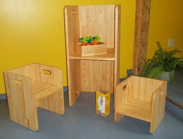 Pēc Montessori principiem darināta mēbele - ar lineļļu pārklāta priede.